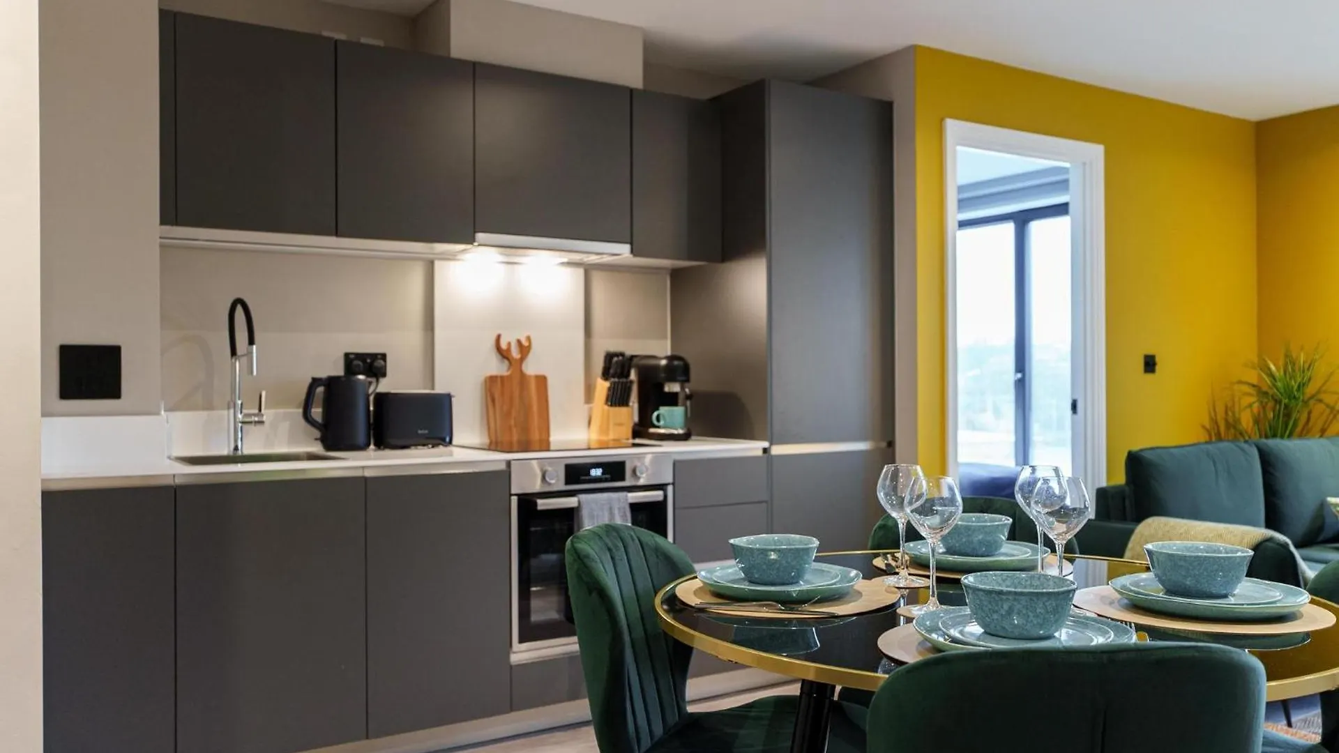 Апартаменты Emerald Elegance, 2Bed 2Bath Leeds Escape, Center & Stadium