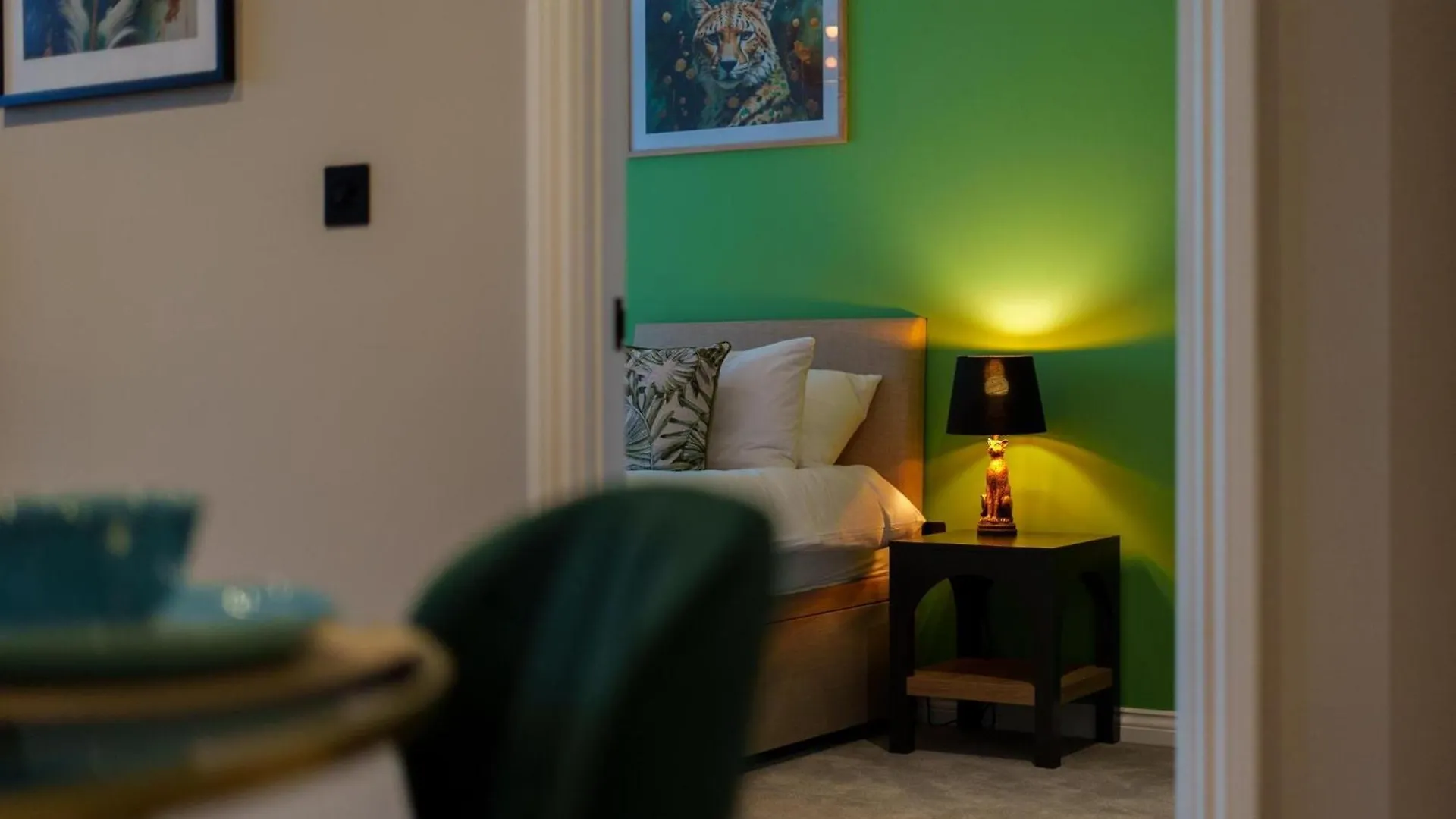 Emerald Elegance, 2Bed 2Bath Leeds Escape, Center & Stadium