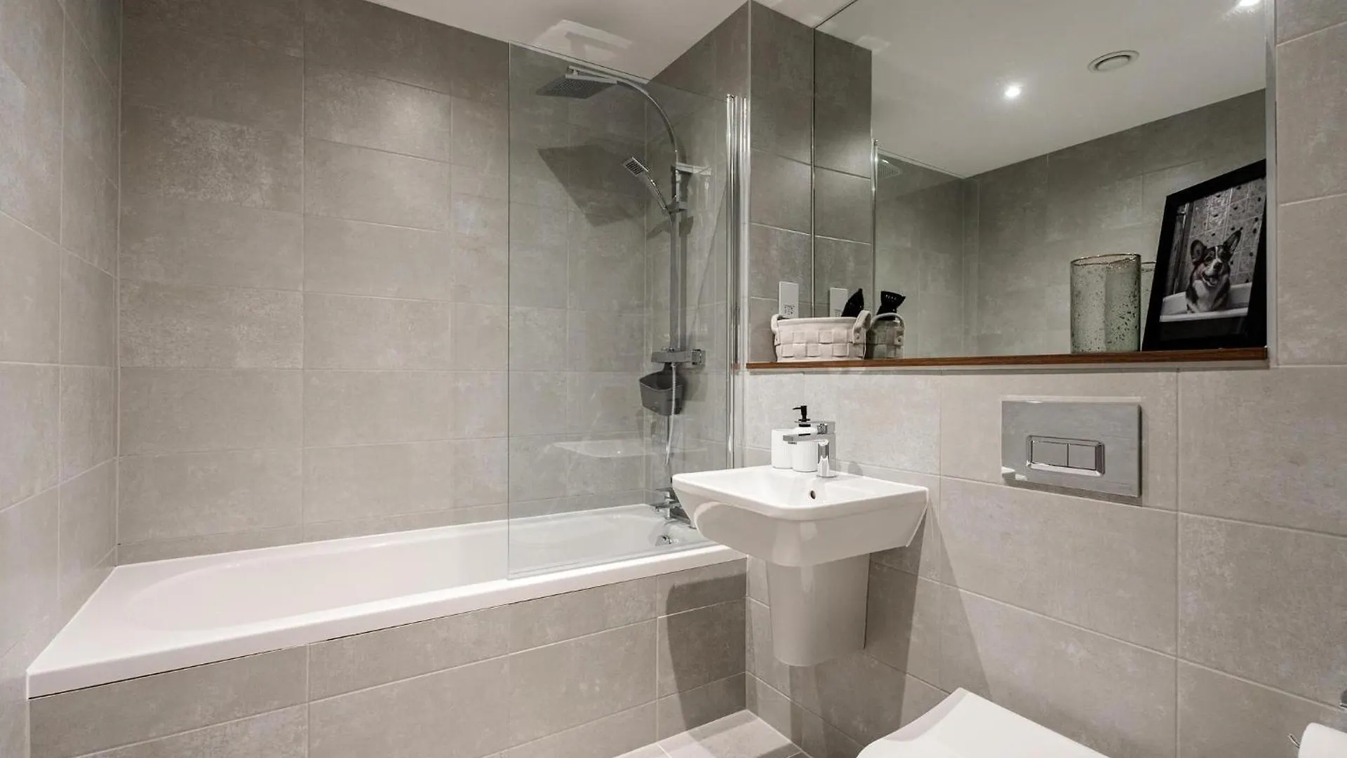Emerald Elegance, 2Bed 2Bath Leeds Escape, Center & Stadium