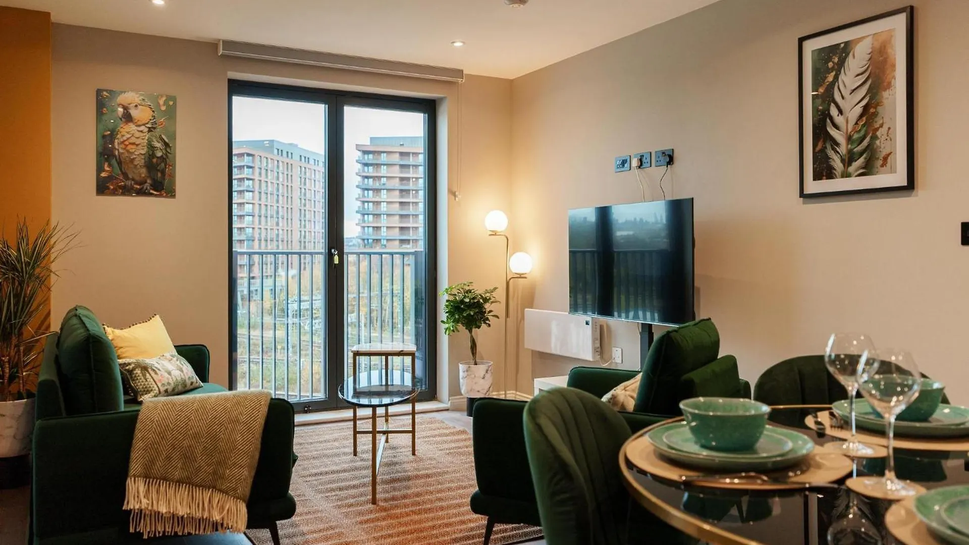 Emerald Elegance, 2Bed 2Bath Leeds Escape, Center & Stadium Лидс