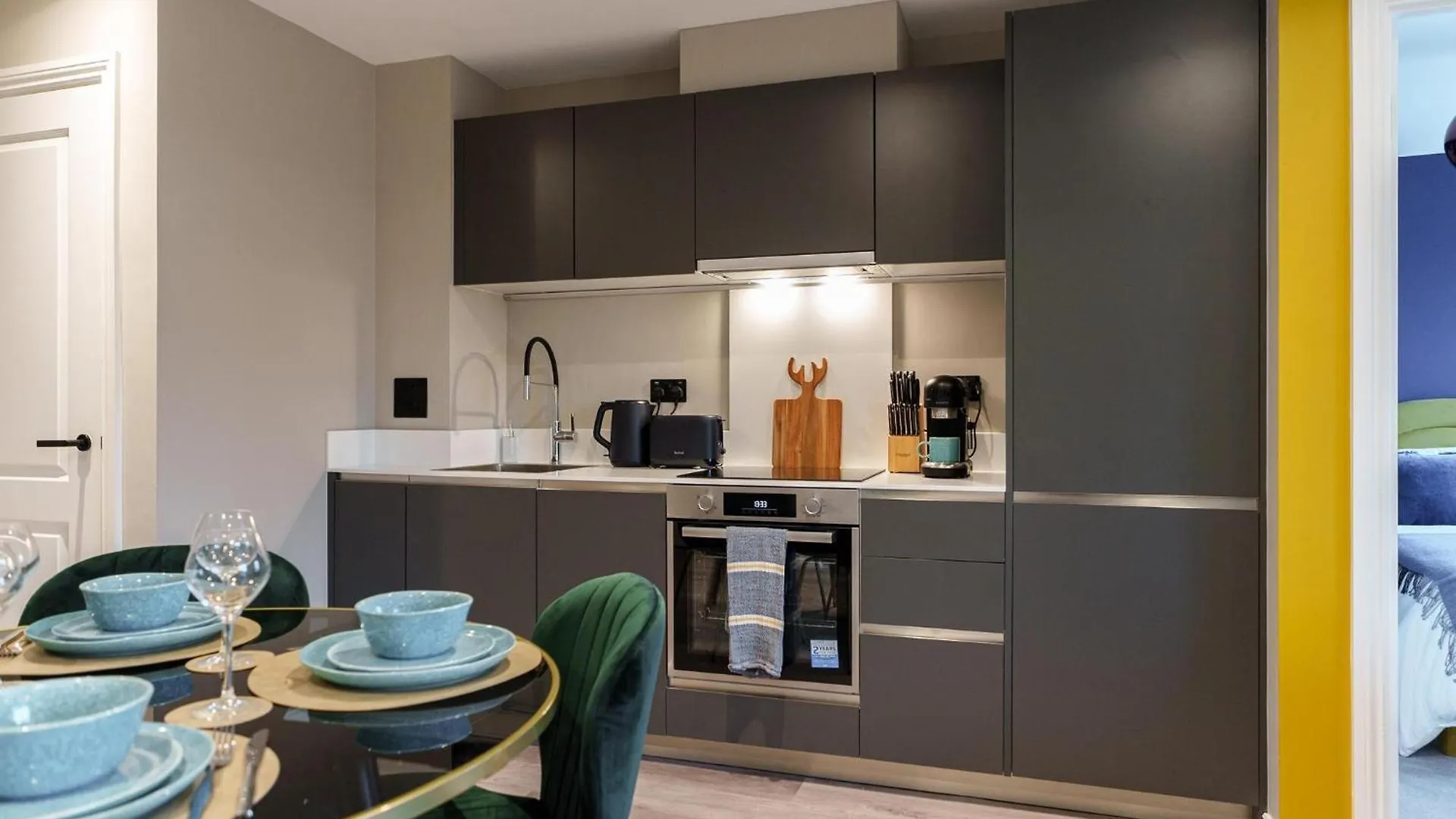 Emerald Elegance, 2Bed 2Bath Leeds Escape, Center & Stadium 0*, Лидс Великобритания