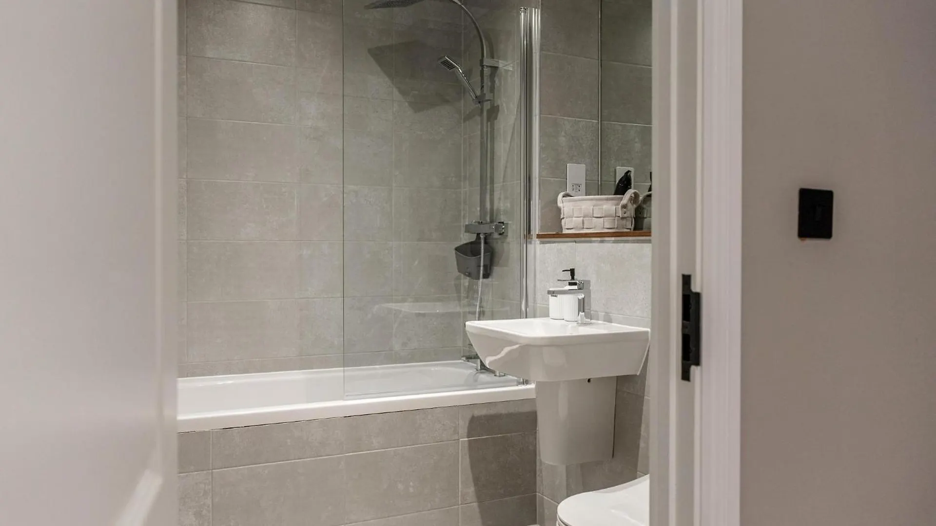아파트 Emerald Elegance, 2Bed 2Bath Leeds Escape, Center & Stadium