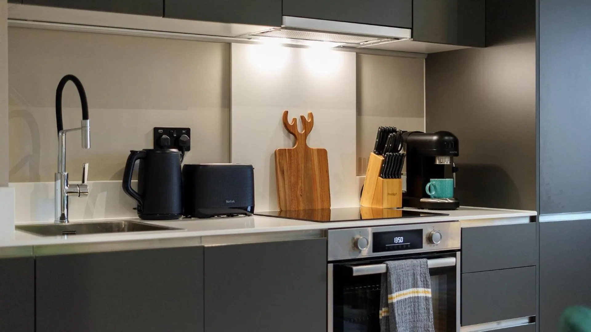 Emerald Elegance, 2Bed 2Bath Leeds Escape, Center & Stadium 아파트