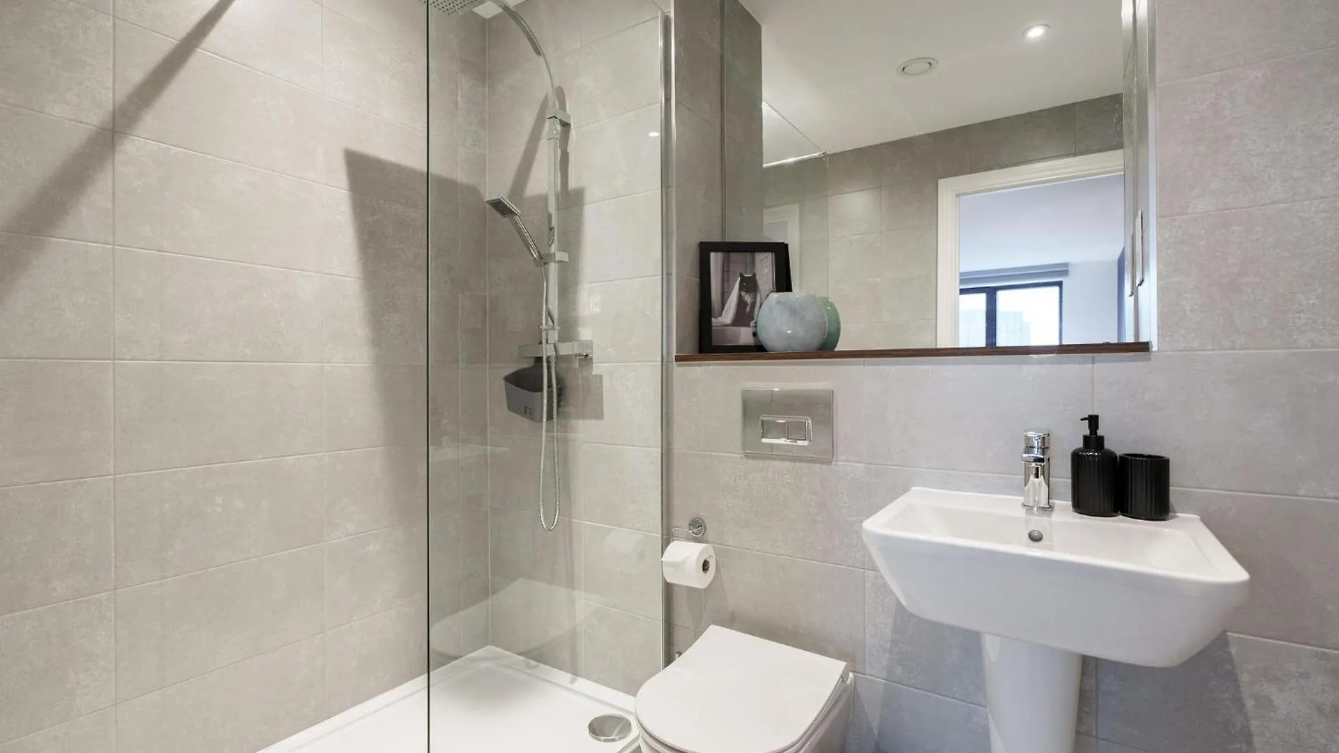 Emerald Elegance, 2Bed 2Bath Leeds Escape, Center & Stadium 아파트