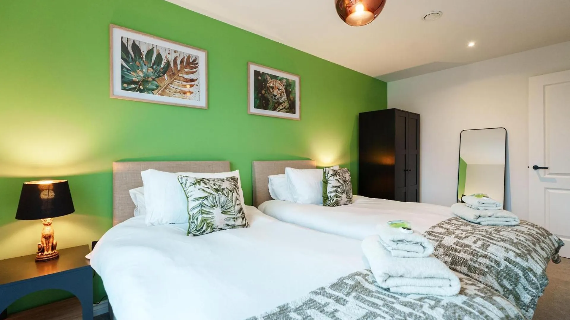 Emerald Elegance, 2Bed 2Bath Leeds Escape, Center & Stadium