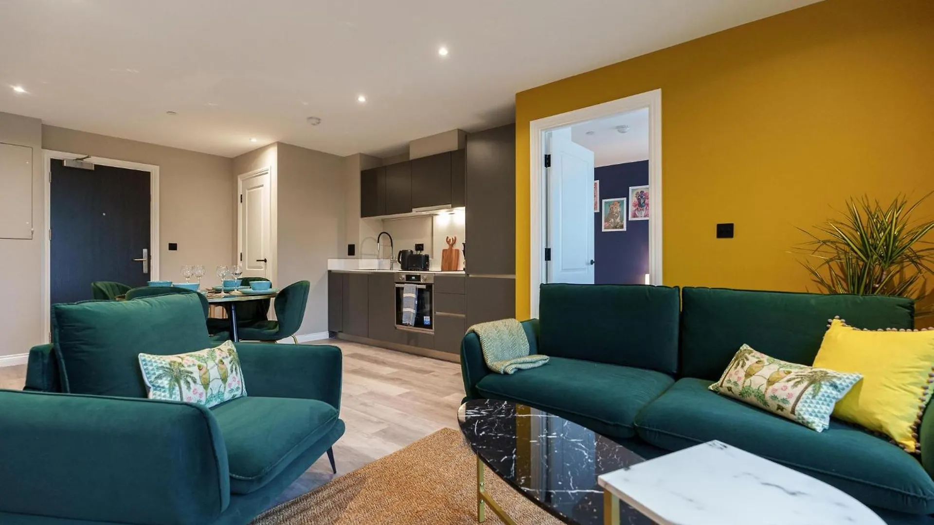 Emerald Elegance, 2Bed 2Bath Leeds Escape, Center & Stadium 아파트 리즈